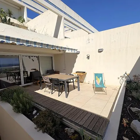 Vue Avec Terrasse Et Piscine Bandol