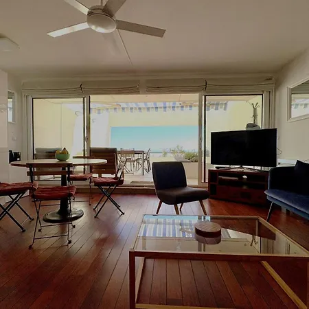 Vue Avec Terrasse Et Piscine Appartement