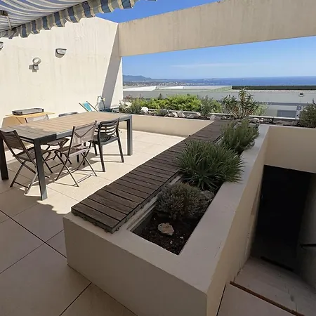Vue Avec Terrasse Et Piscine * Bandol